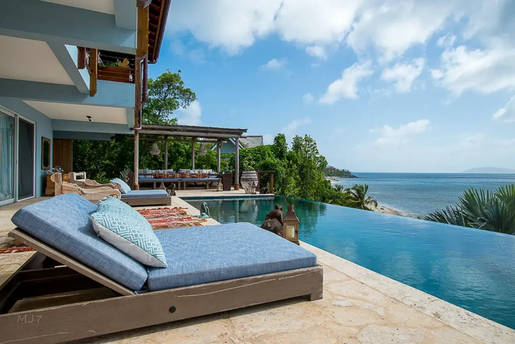 Luxury villa with infinity pool overlooking the Caribbean Sea 